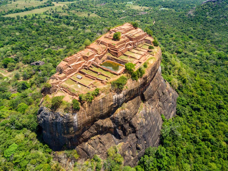 Εναέρια άποψη άνωθεν Sigiriya ή του βράχου λιονταριών, ενός αρχαίου φρουρίου και ενός παλατιού σε Dambulla, Σρι Λάνκα στοκ εικόνες